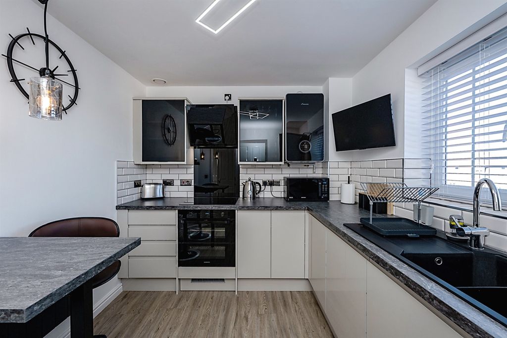 Property photo 3 of 13 Kitchen