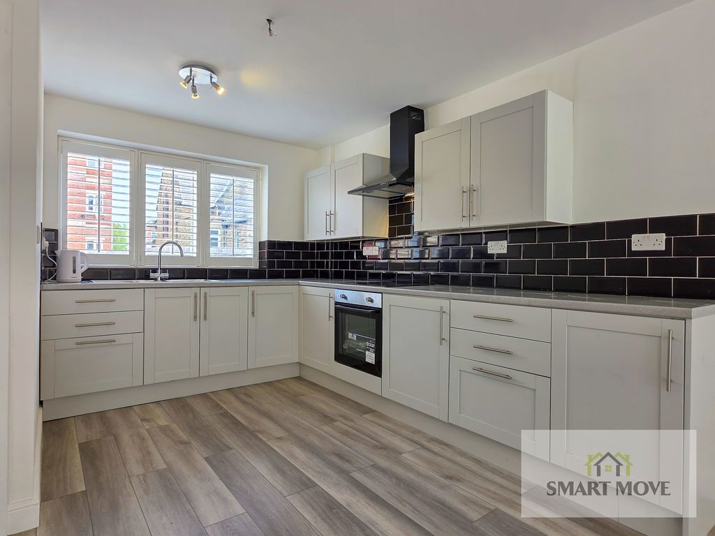 Property photo 3 of 17 Kitchen