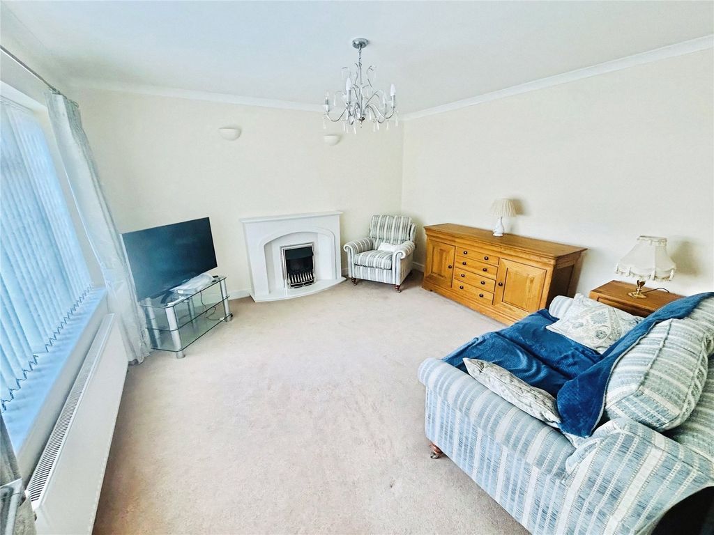 Property photo 3 of 15 Lounge