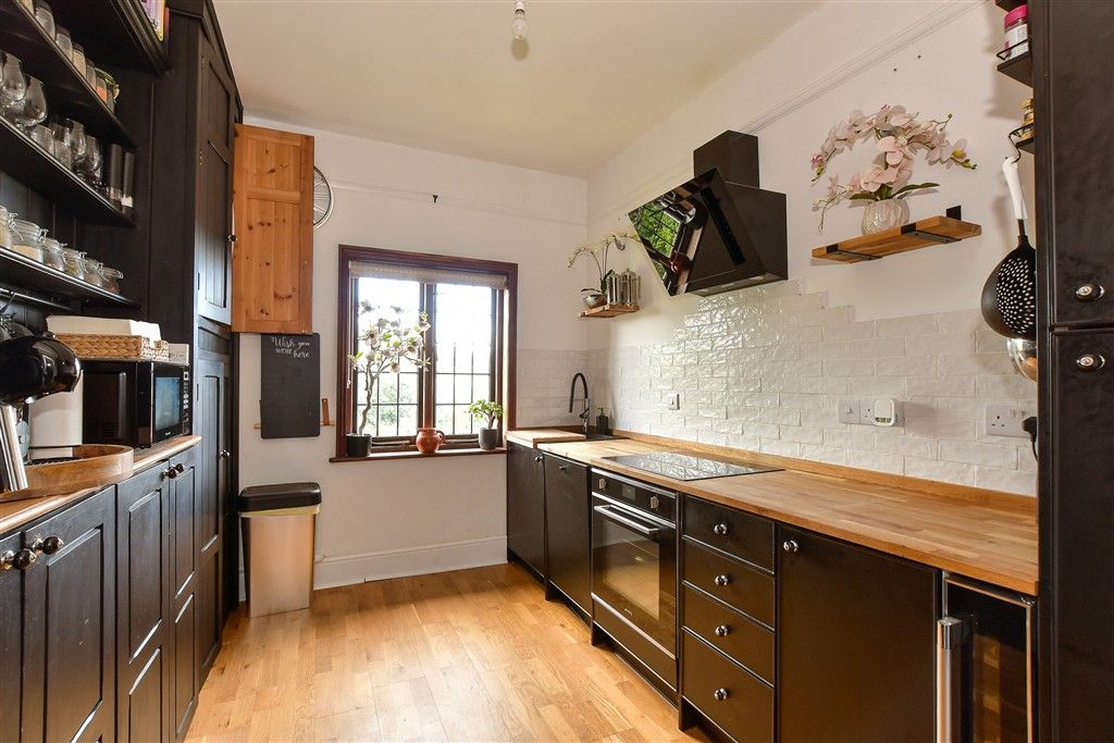 Property photo 3 of 11 Kitchen