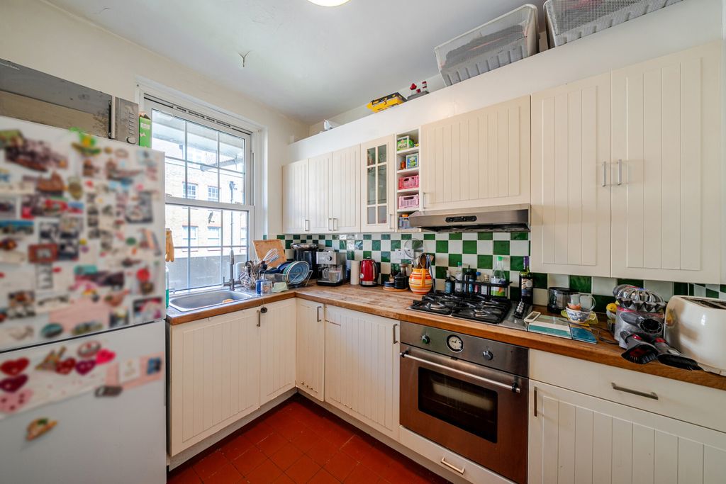 Property photo 3 of 11 Kitchen