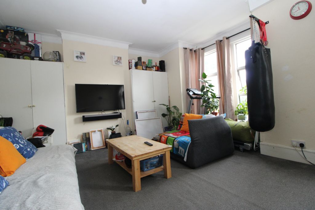 Property photo 1 of 8 Spacious 2 Bedroom, 1 Bathroom First Floor Period Conversion, Share Freehold Approx. 770 Sq Ft
