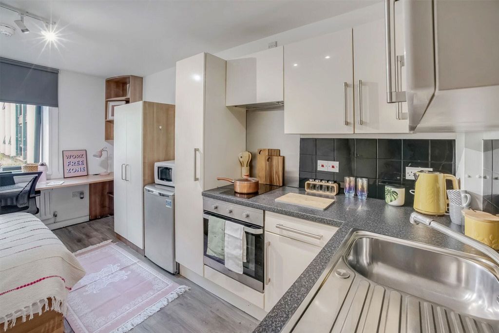 Property photo 2 of 10 Kitchen