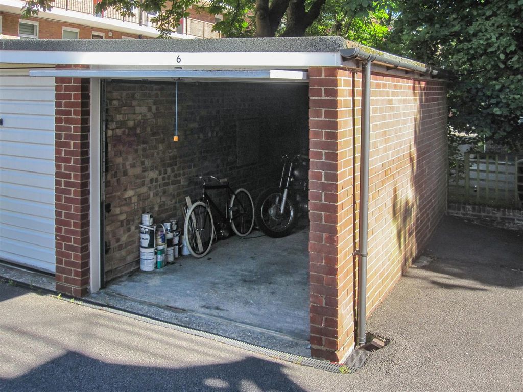 Property photo 2 of 6 Garage