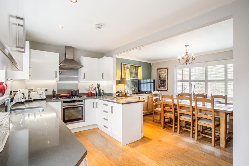 Property photo 2 of 9 Kitchen
