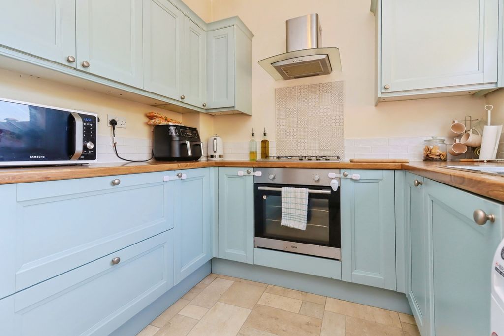 Property photo 3 of 18 Kitchen