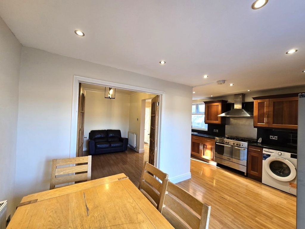 Property photo 2 of 28
