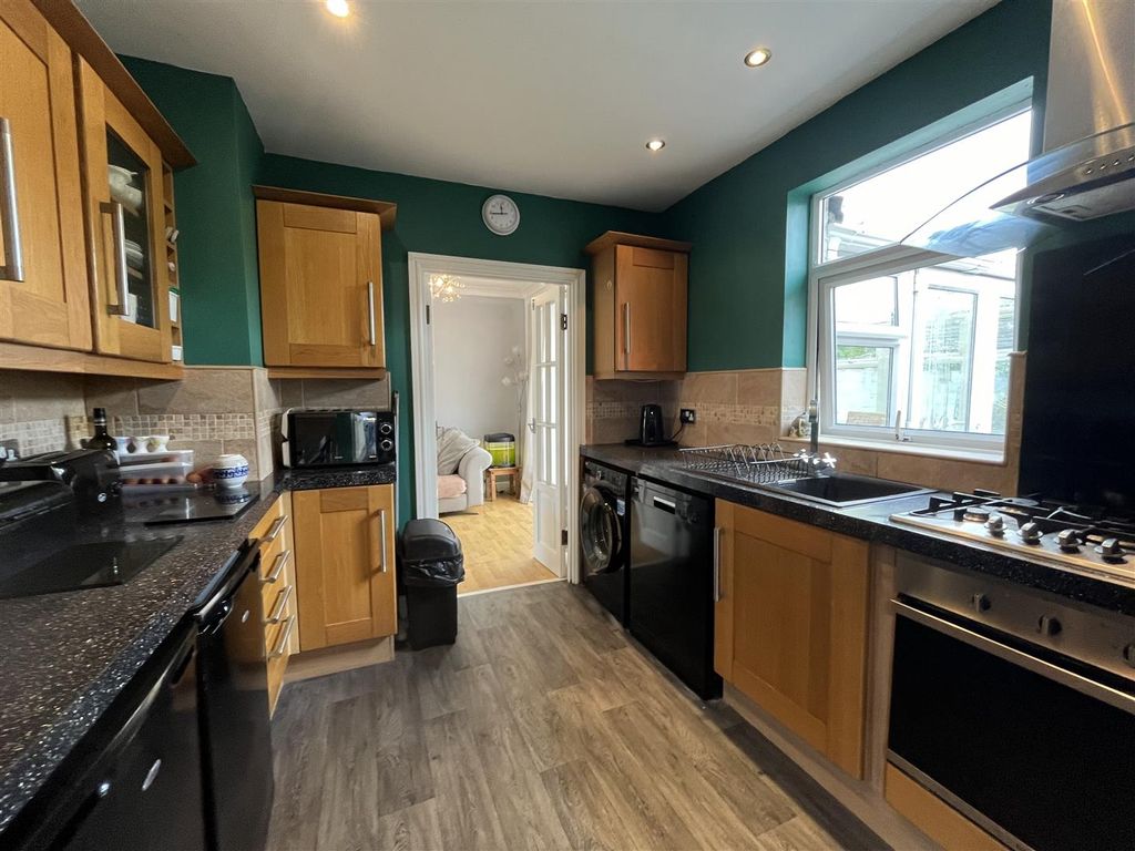 Property photo 3 of 20 Kitchen