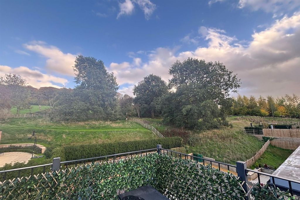 Property photo 2 of 27