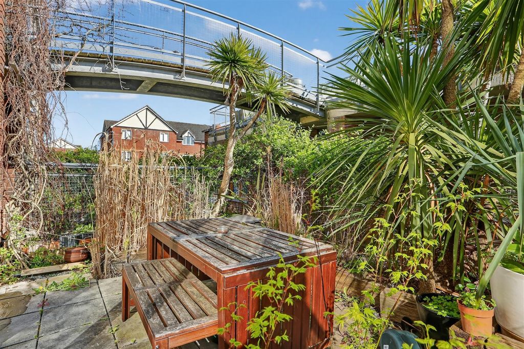 Property photo 3 of 26 1676490665 - 7 Helios Road, Sm7 - 4.Jpg