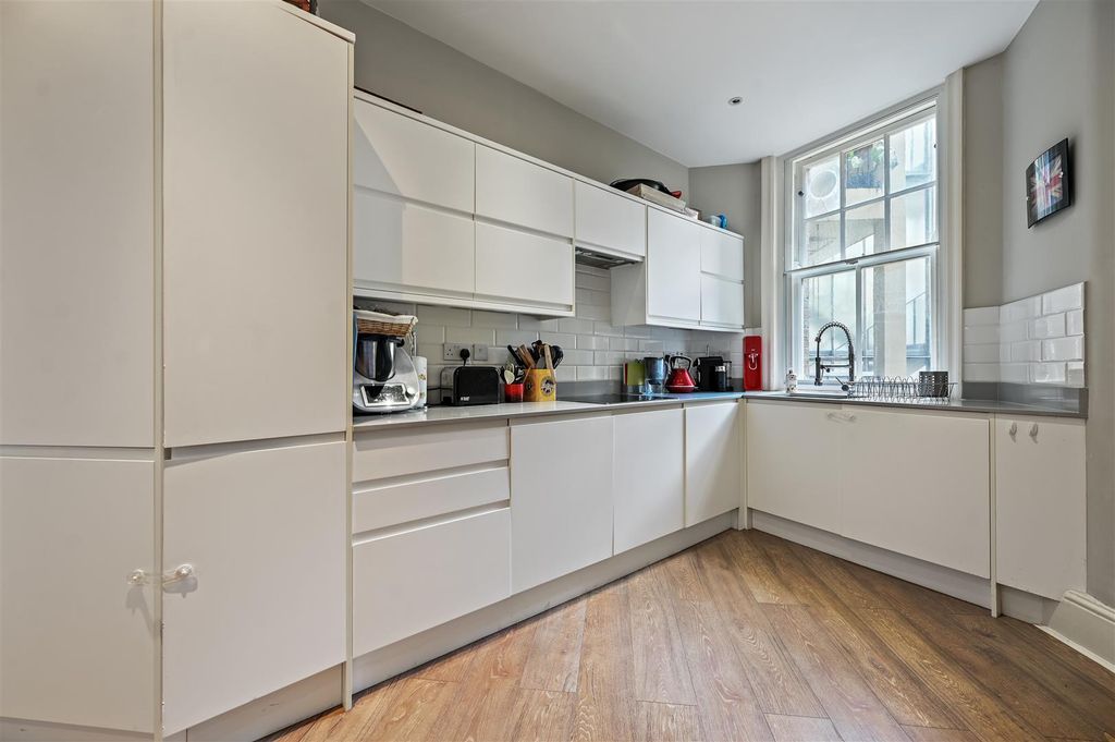 Property photo 3 of 11 Argyll Mansions