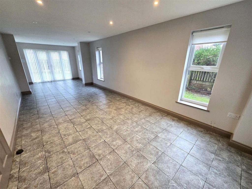 Property photo 2 of 17 Lounge