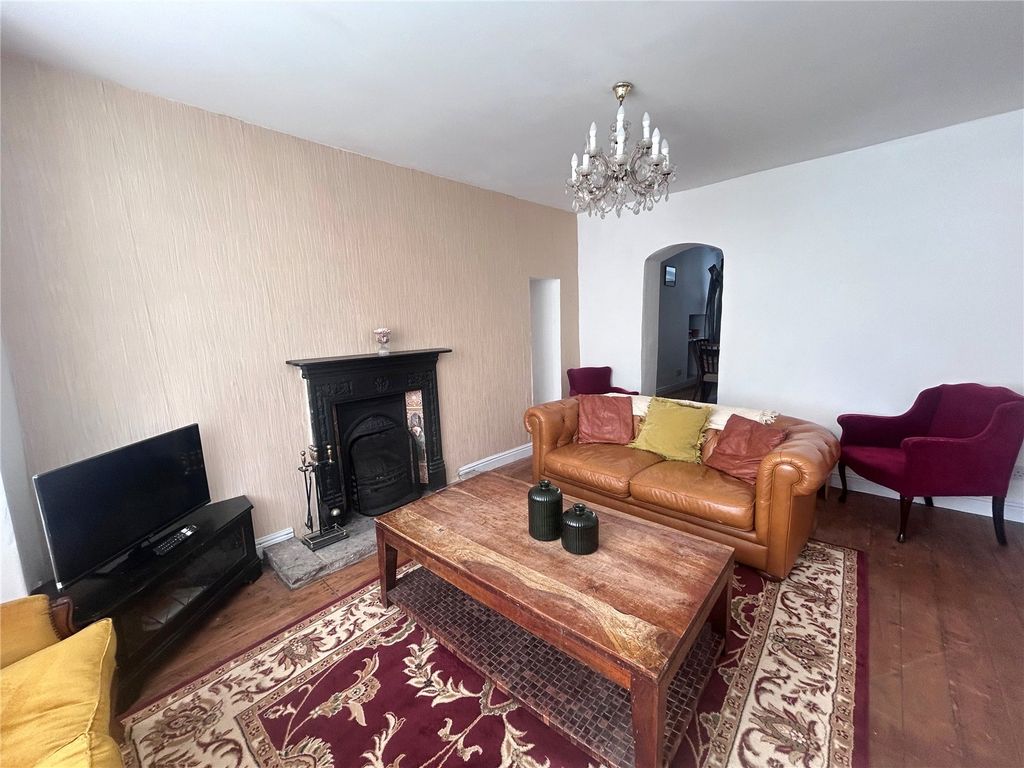Property photo 3 of 14 Lounge