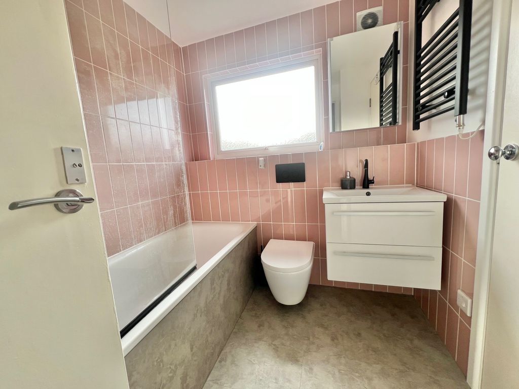 Property photo 3 of 9 Photo 7