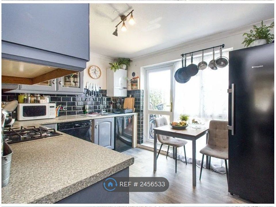 Property photo 3 of 8 Kitchen