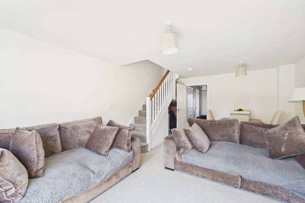 Property photo 3 of 11 Lounge