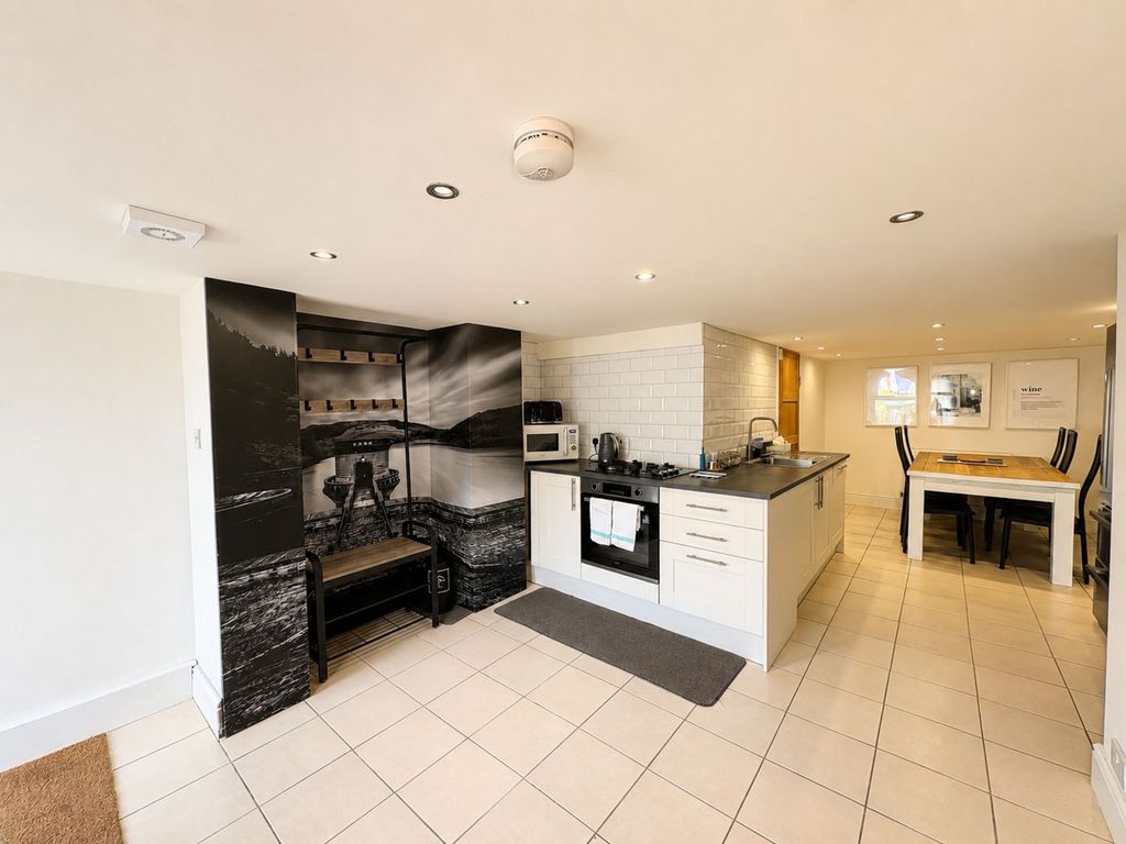 Property photo 3 of 18 Kitchen/Dining Room