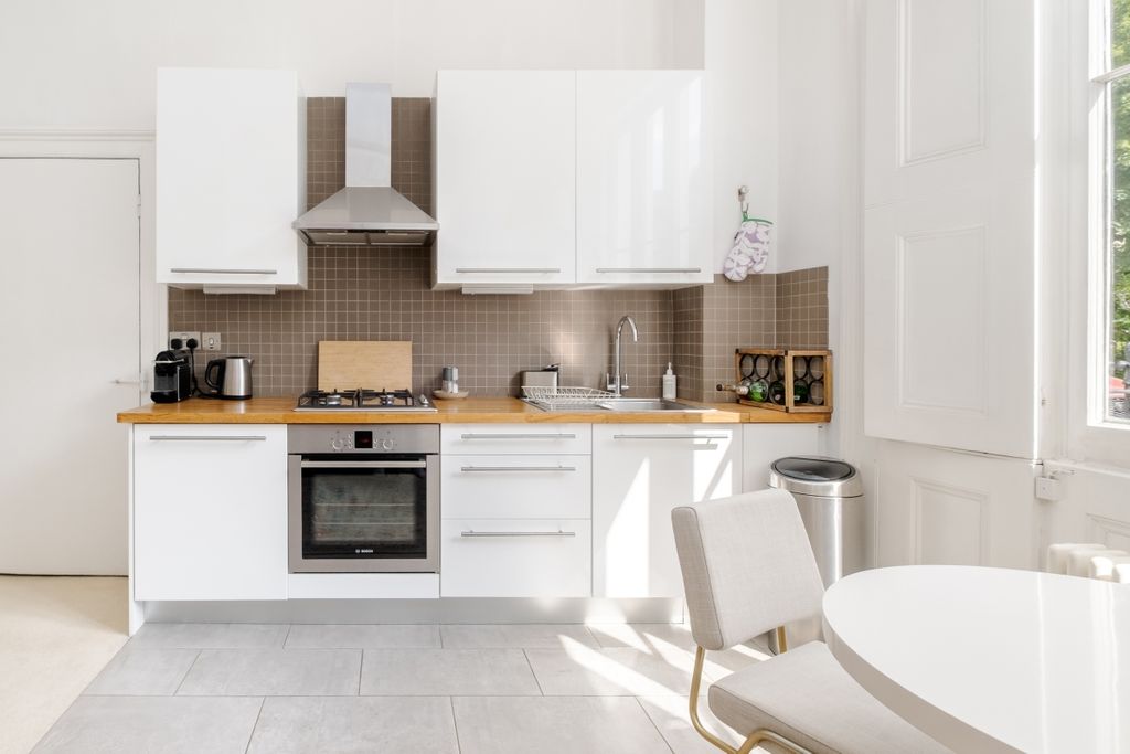 Property photo 3 of 11 Lonsdale Square