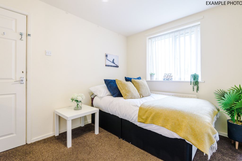 Property photo 1 of 5 82 Lloyd Mansions, Example 1