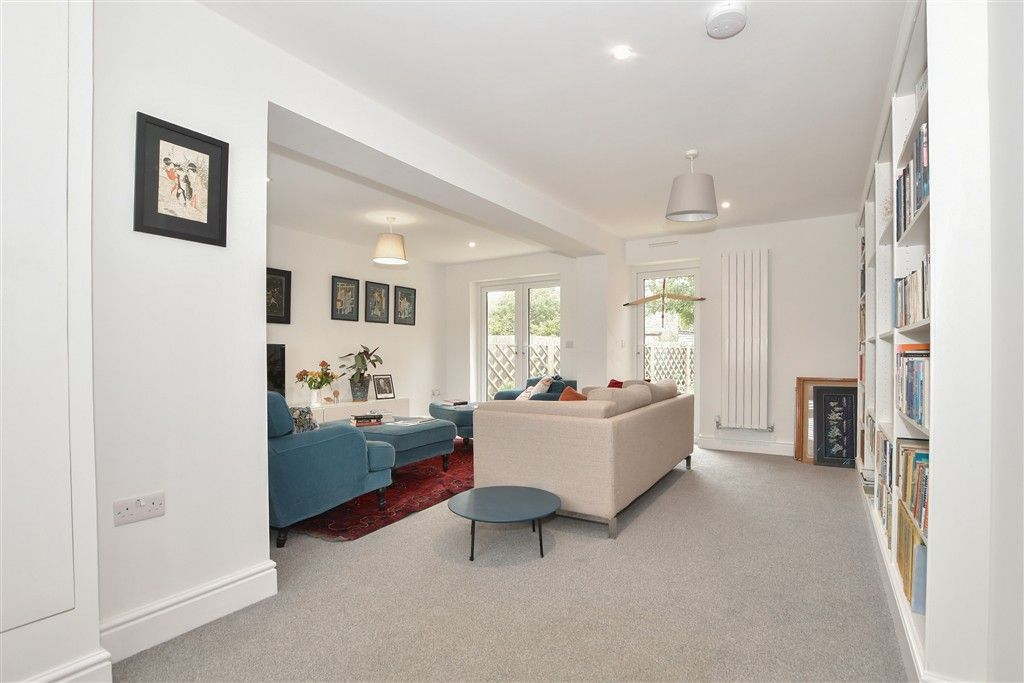 Property photo 1 of 15 Lounge