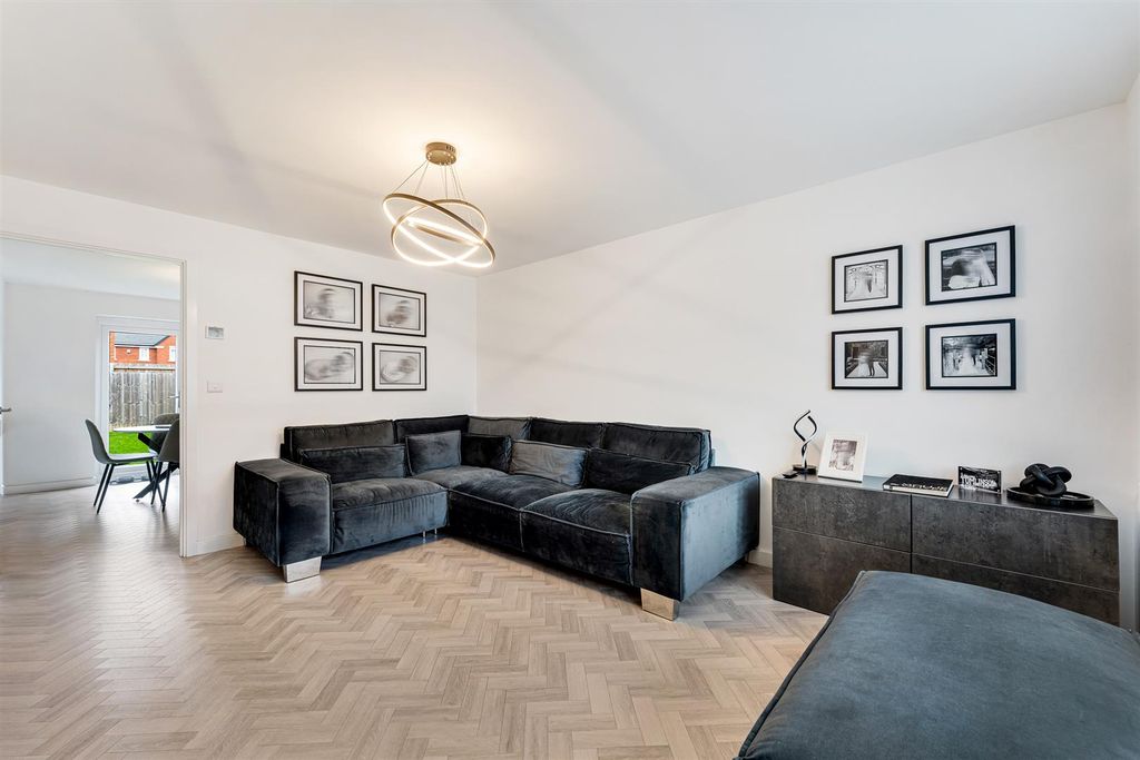 Property photo 2 of 21 26 Lysander Road-20.Jpg