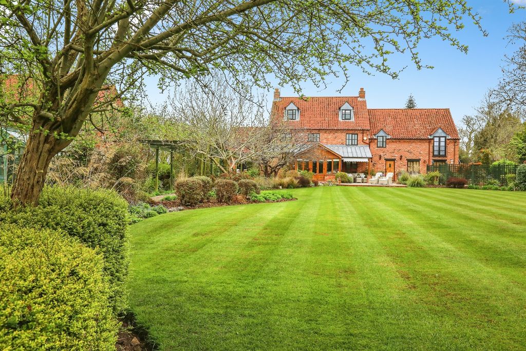 Property photo 2 of 23