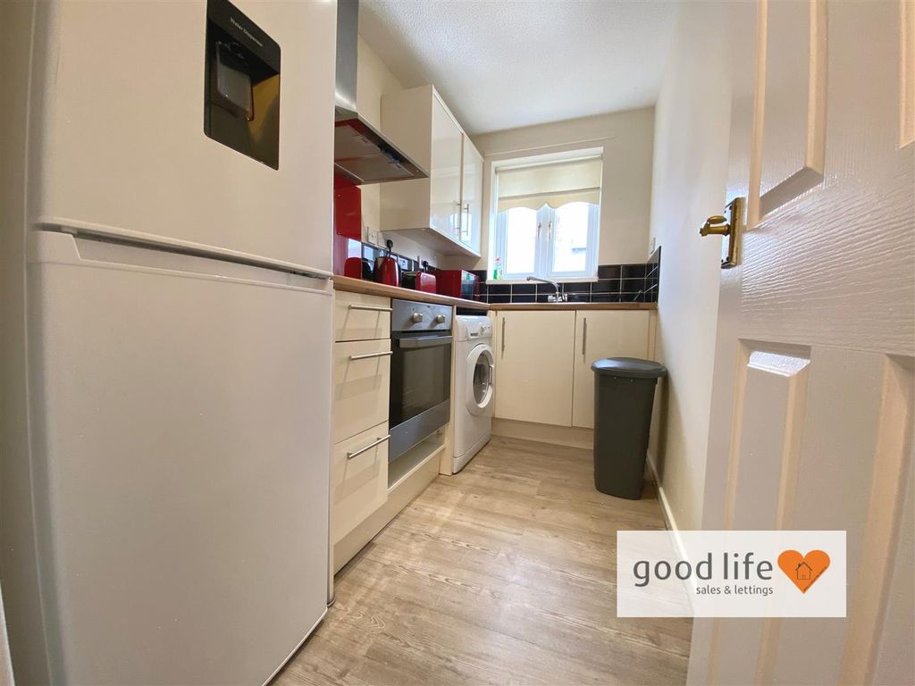 Property photo 2 of 8 Kitchen 11 Chester Mews_3.Jpg