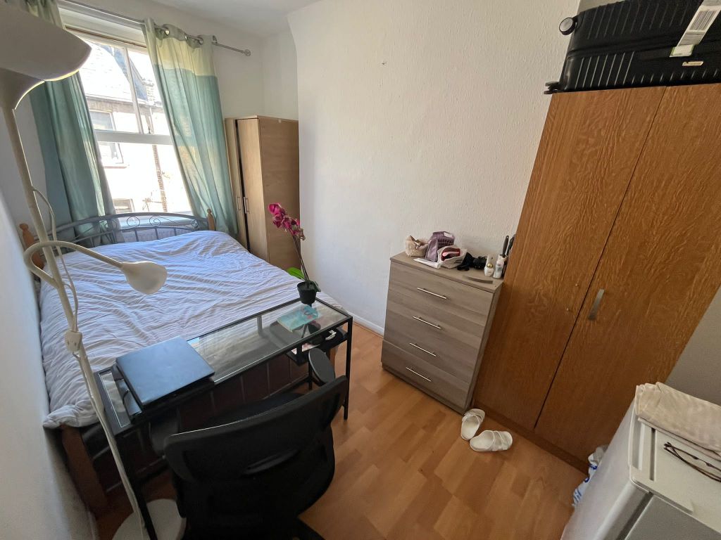Property photo 1 of 11 Room 4- £800 Available 11/08/2025