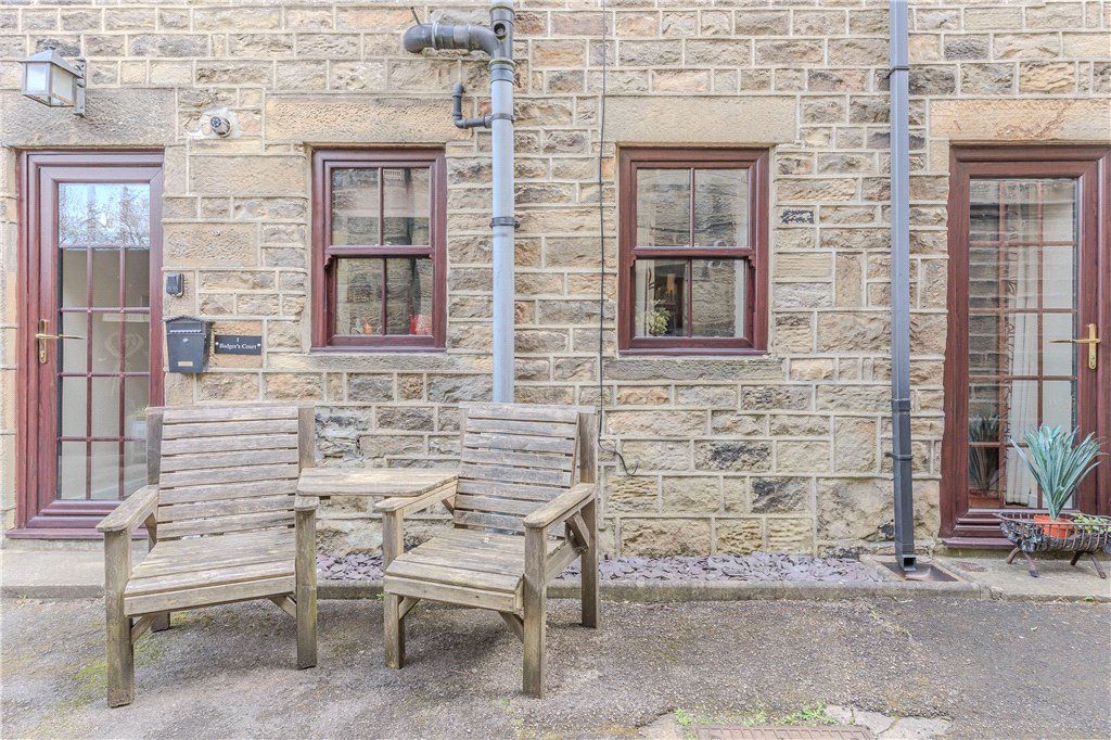 Property photo 1 of 11 1 Badgers Court