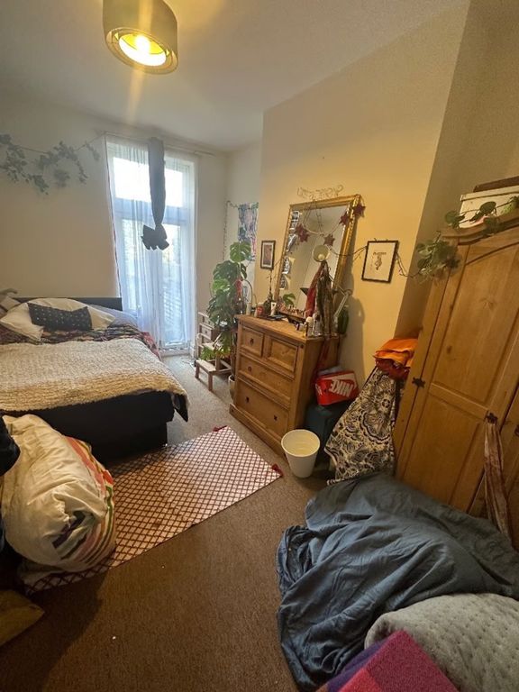 Property photo 2 of 10 A Cozy Double Bedroom With Good Natural Light, Fea...