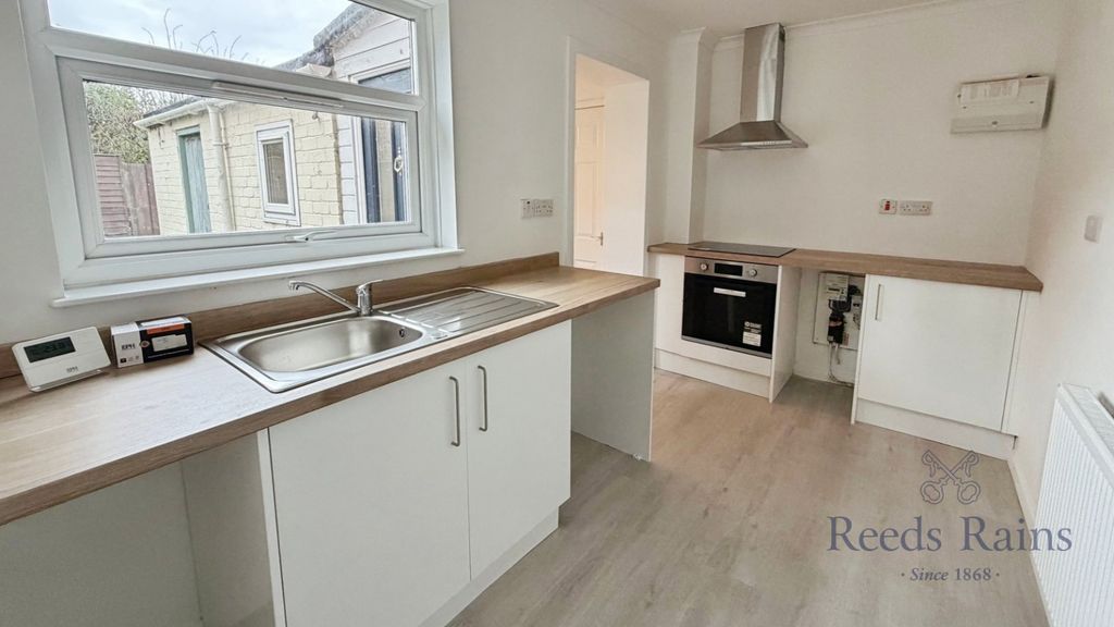 Property photo 3 of 12 Kitchen