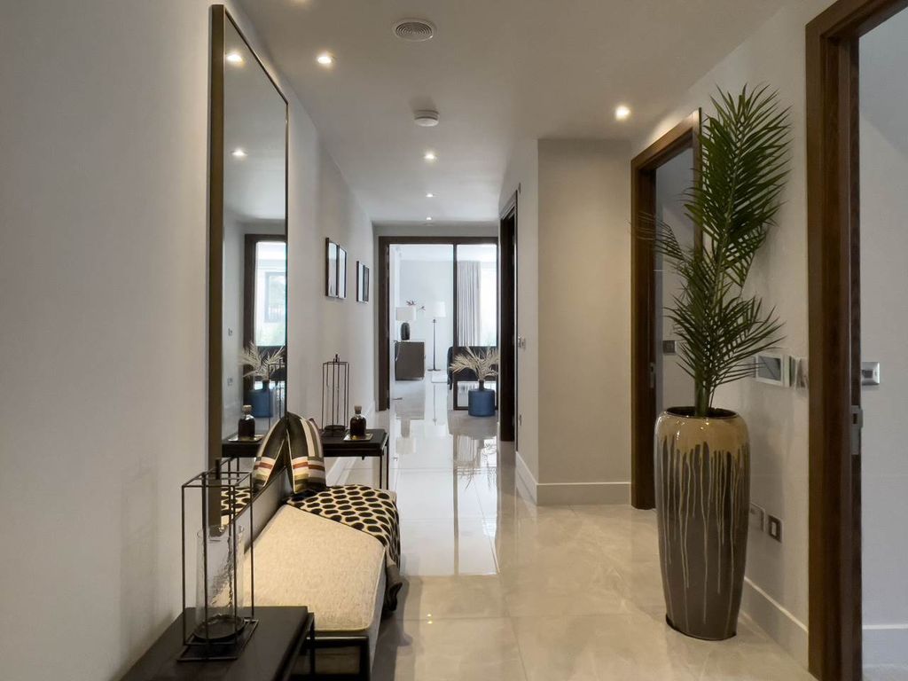 Property photo 3 of 13 Hall