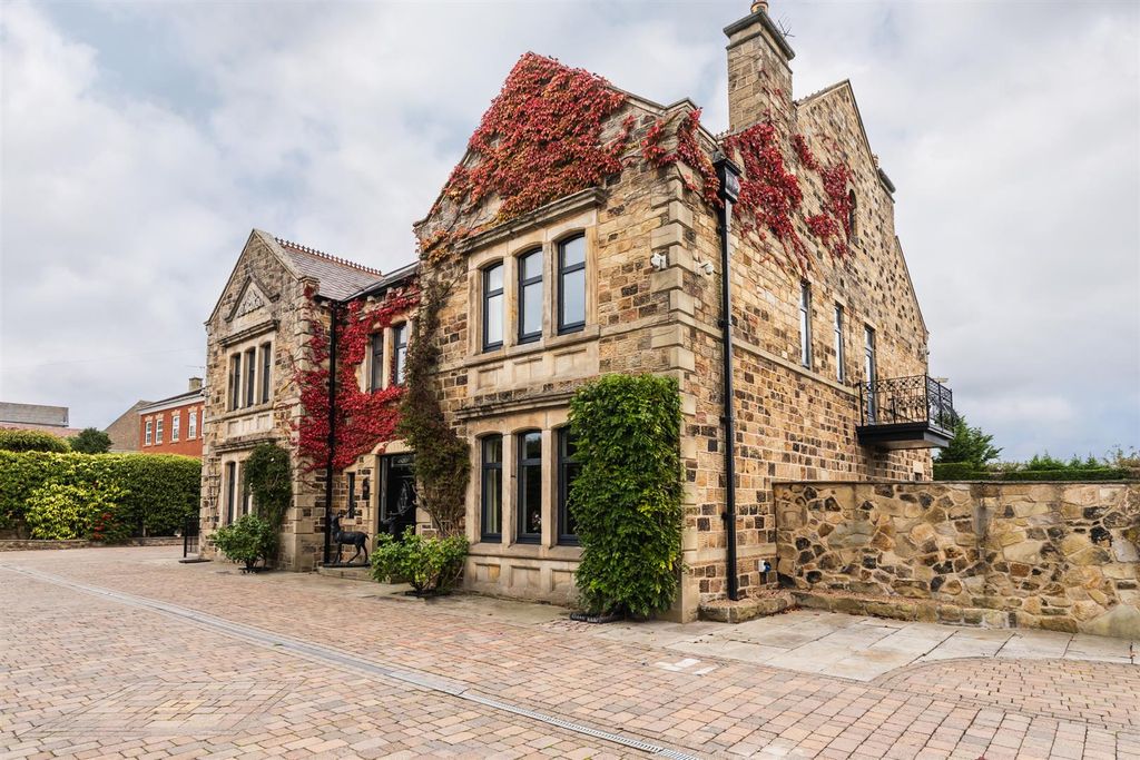 Property photo 2 of 55 Exterior And Gardens