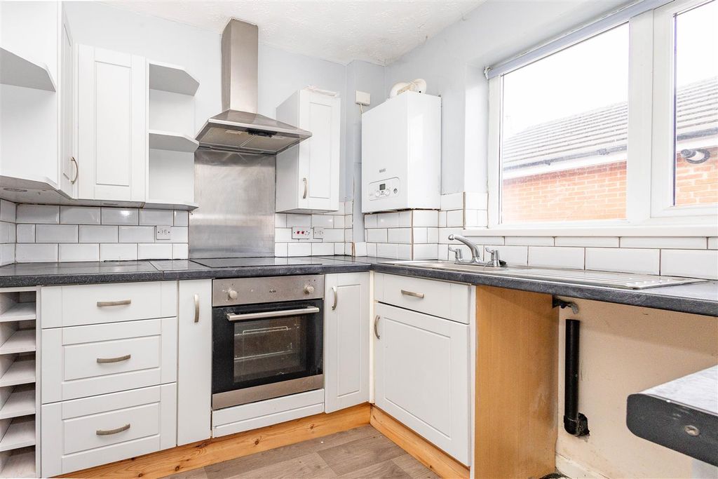 Property photo 3 of 11 Kitchen