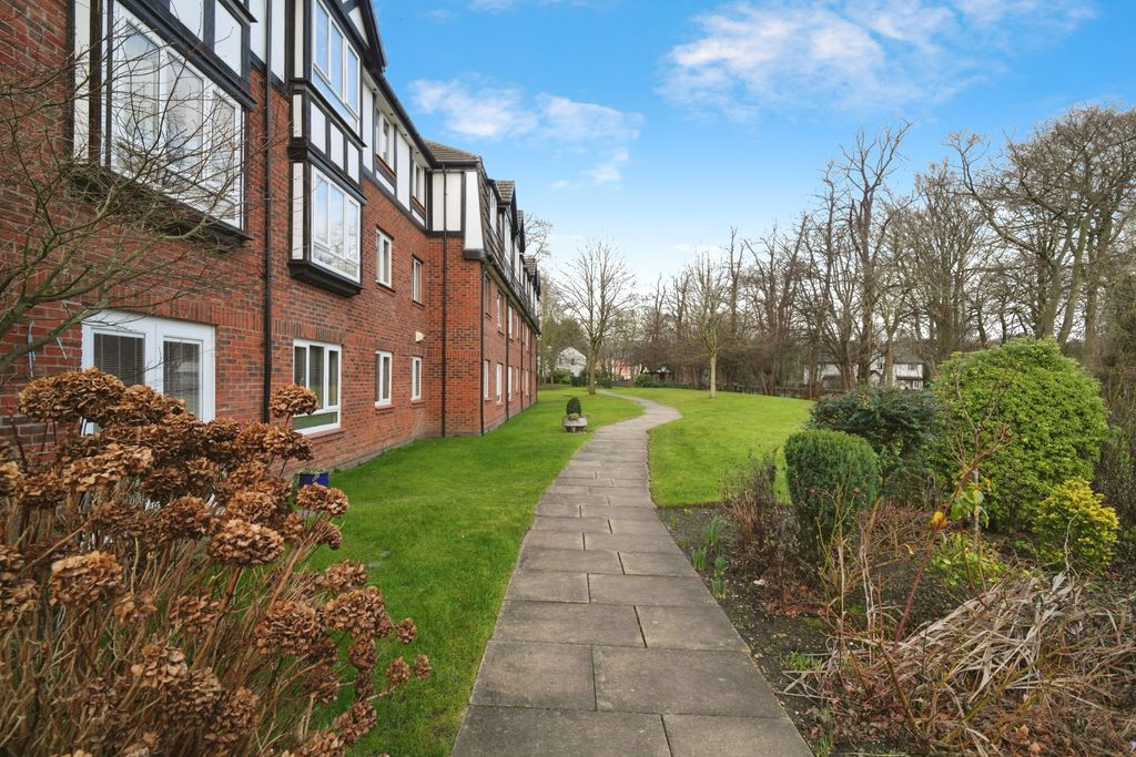 Property photo 3 of 15 Communal Gardens