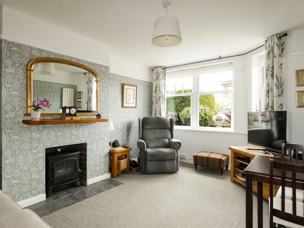 Property photo 3 of 8 Lounge