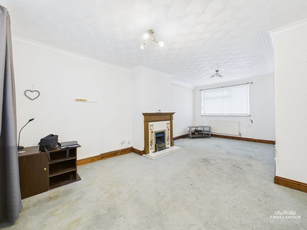 Property photo 3 of 12 Living Room Diner