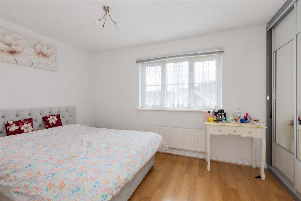 Property photo 3 of 12 8 Gowlings Green-12.Jpg