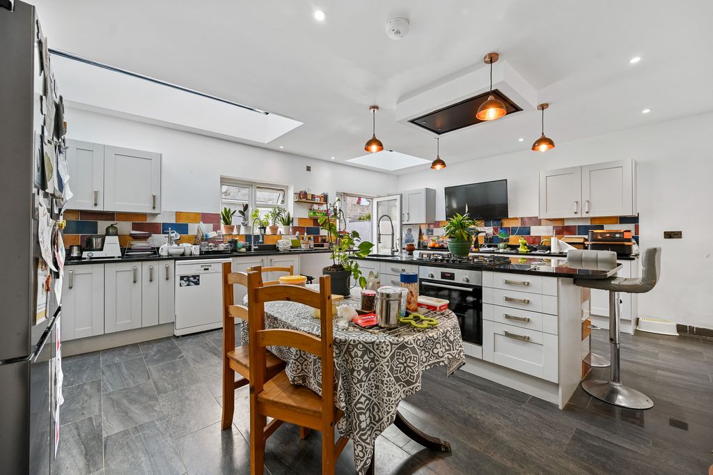 Property photo 2 of 12 Rccs- 70 Park Lane- Kitchen 6 (1)