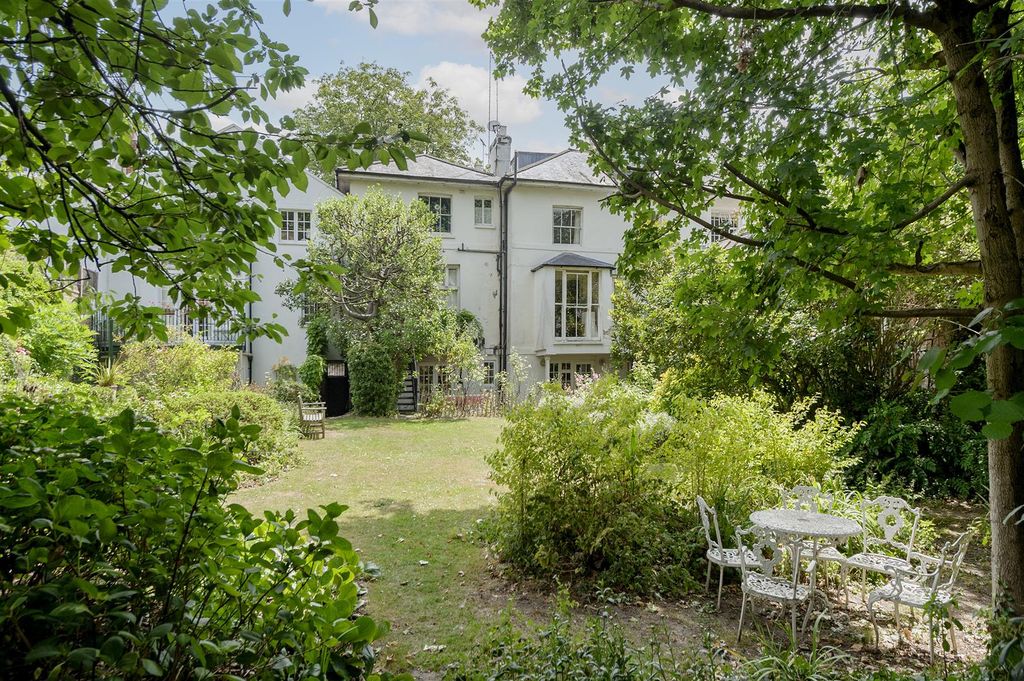 Property photo 2 of 10 Greville Place-3910.Jpg