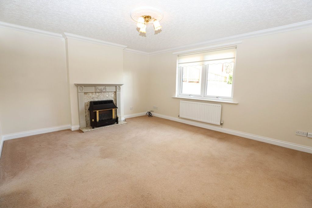 Property photo 3 of 11 Lounge