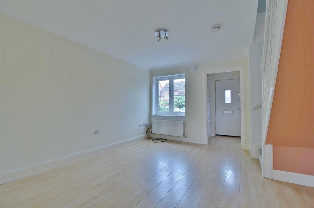 Property photo 3 of 7 Lounge