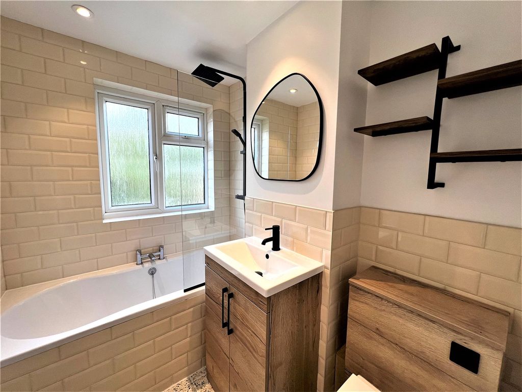 Property photo 2 of 10 Bathroom