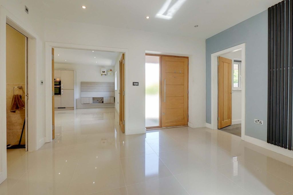 Property photo 2 of 32