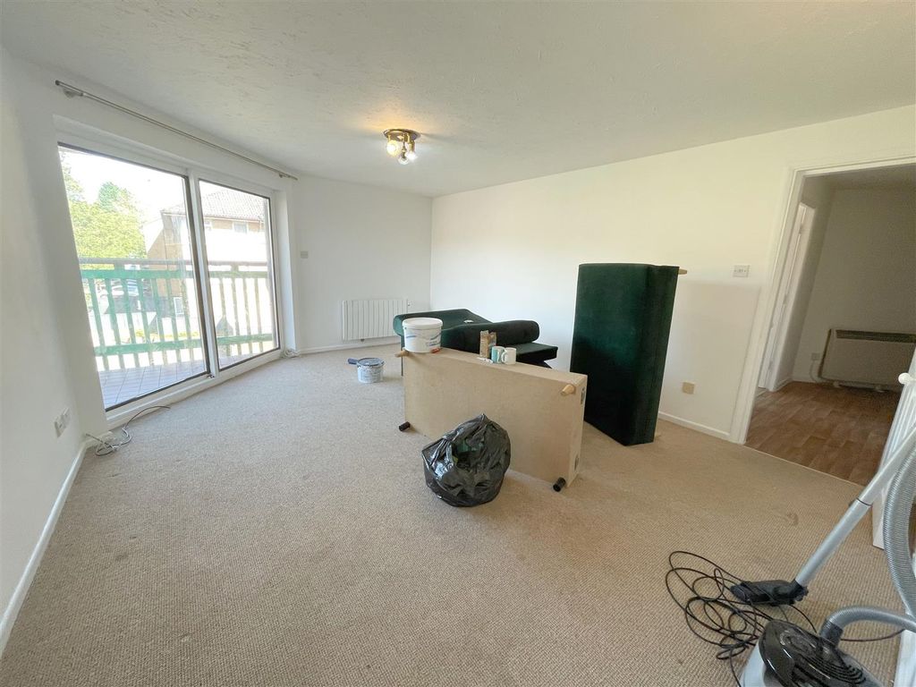 Property photo 3 of 6 Lounge