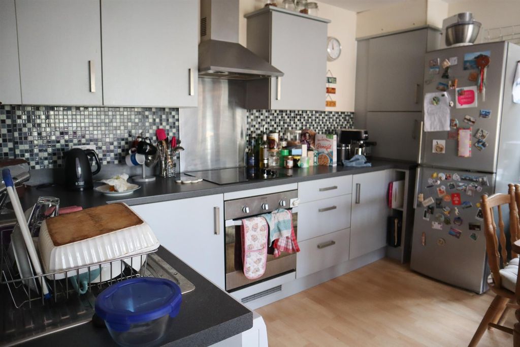 Property photo 2 of 9 Kitchen