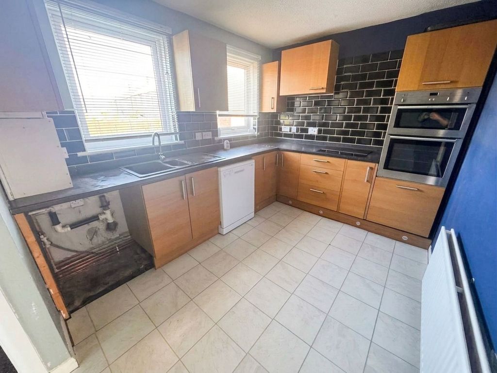 Property photo 3 of 10 Kitchen (Additional Image)
