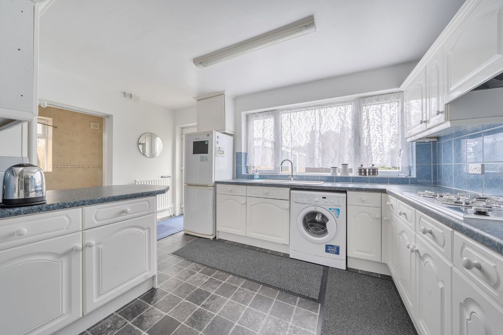 Property photo 3 of 32 Kitchen