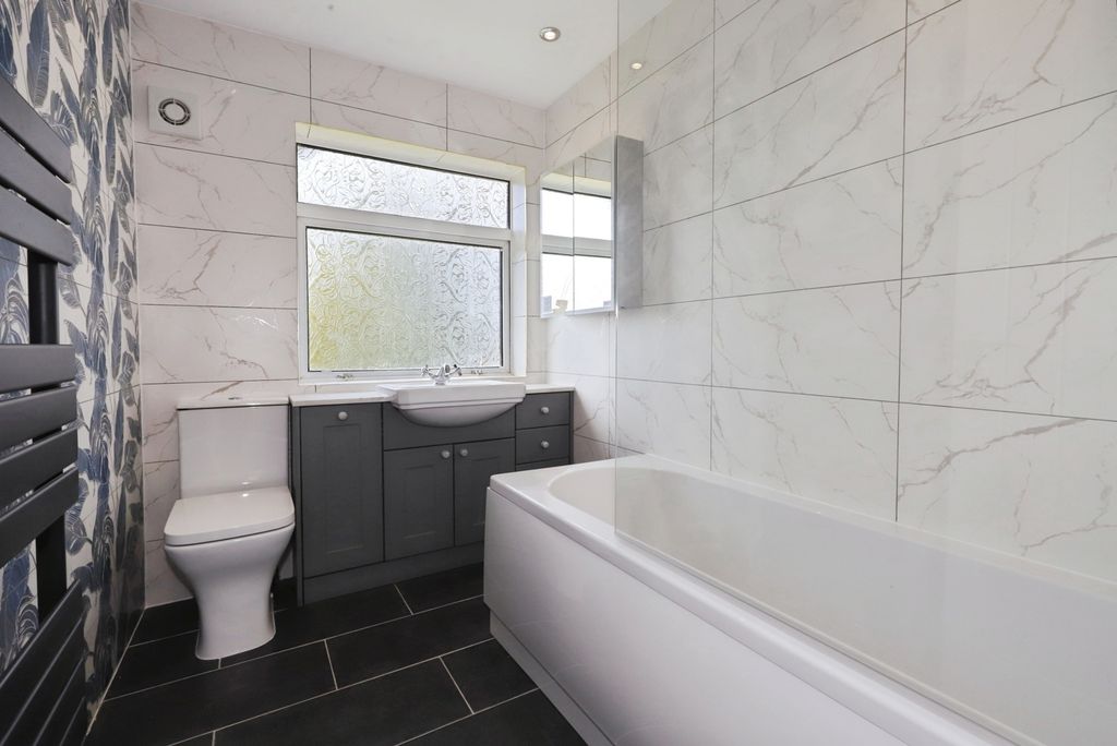 Property photo 3 of 13 Bathroom / W.C.