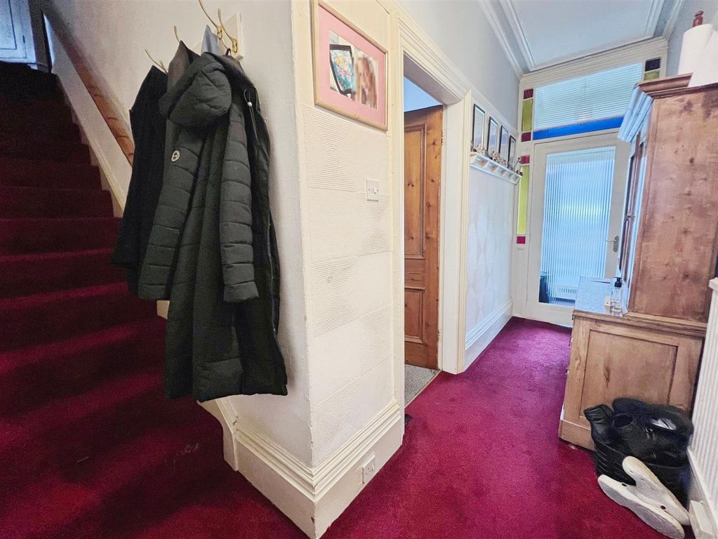 Property photo 3 of 32 Entrance Hall